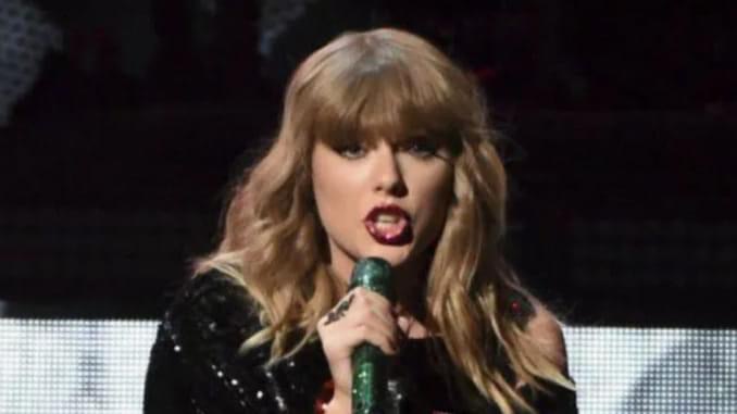 Taylor Swift Had Two Fans Ejected For Singing the National Anthem At Her Show